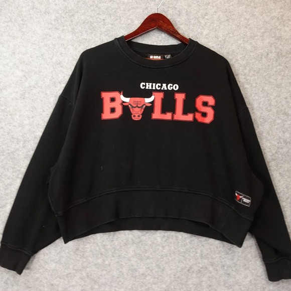 Chicago Bulls Cropped Sweatshirt Womens M NBA Black Spell Out Oversize Sportcore - Picture 1 of 12